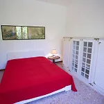 Leo In Zona Residenziale Vicino A