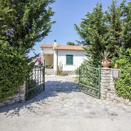 Leo In Zona Residenziale Vicino A Portoferraio