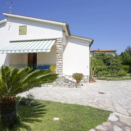 Vila Leo In Zona Residenziale Vicino A